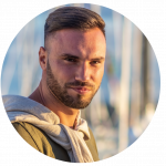 zdjecie profilowe w kolku mezczyzna tlo rozmyte